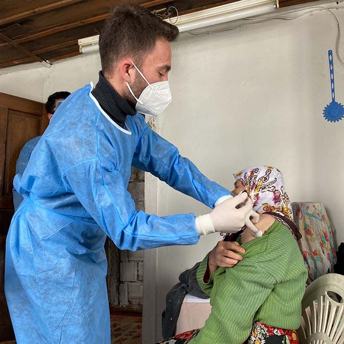 Sağlık ekipleri zorlu şartlarda mücadele ediyor