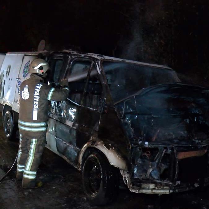 Bakıma muhtaç hayvanları toplama aracı yandı