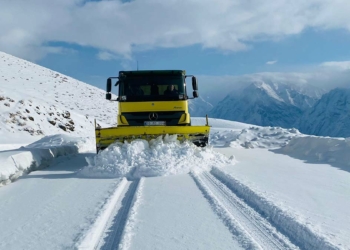 Hakkari'de kar yağışı; 15 köy yolu ulaşıma kapandı