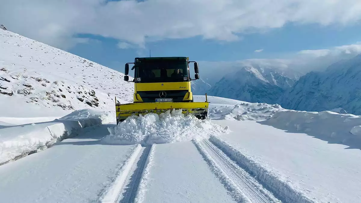 Hakkari'de kar yağışı; 15 köy yolu ulaşıma kapandı