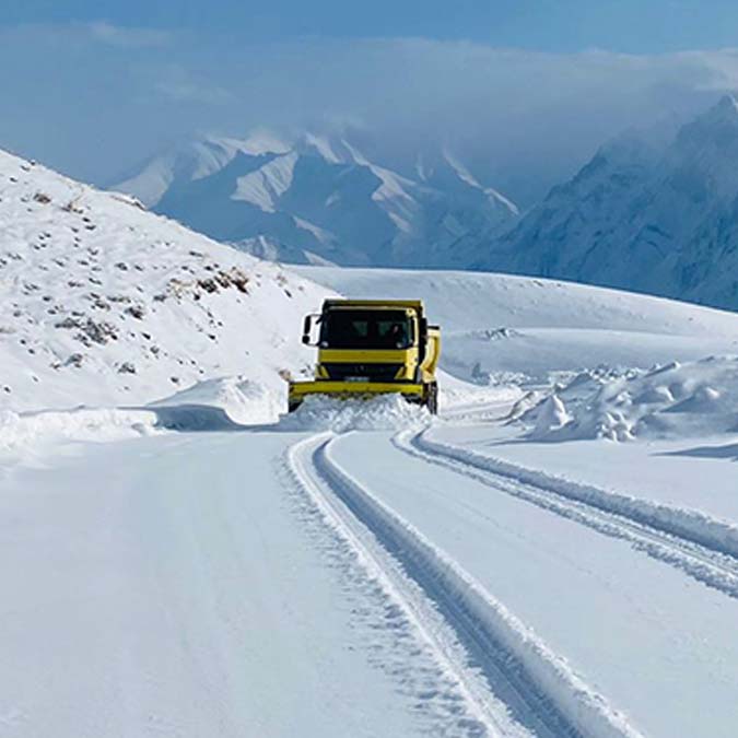 Hakkari'de kar yağışı; 15 köy yolu ulaşıma kapandı