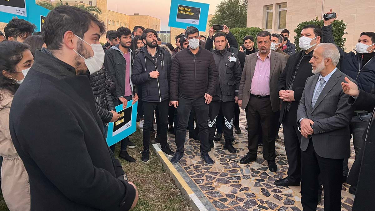 Bütünleme sınavlarının kaldırılmasını protesto ettiler