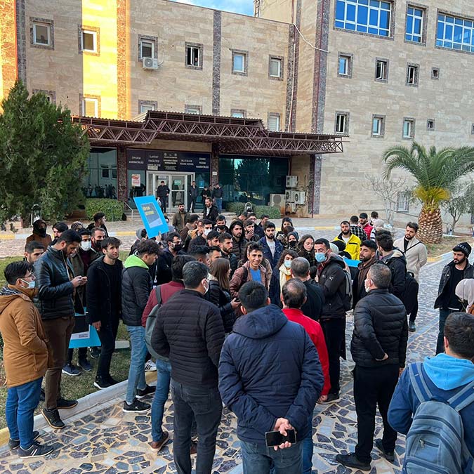 Çeşitli bölümlerde okuyan öğrenciler, ellerinde taşıdıkları dövizler ve attıkları sloganlar ile rektörlük binasına kadar yürüdü.