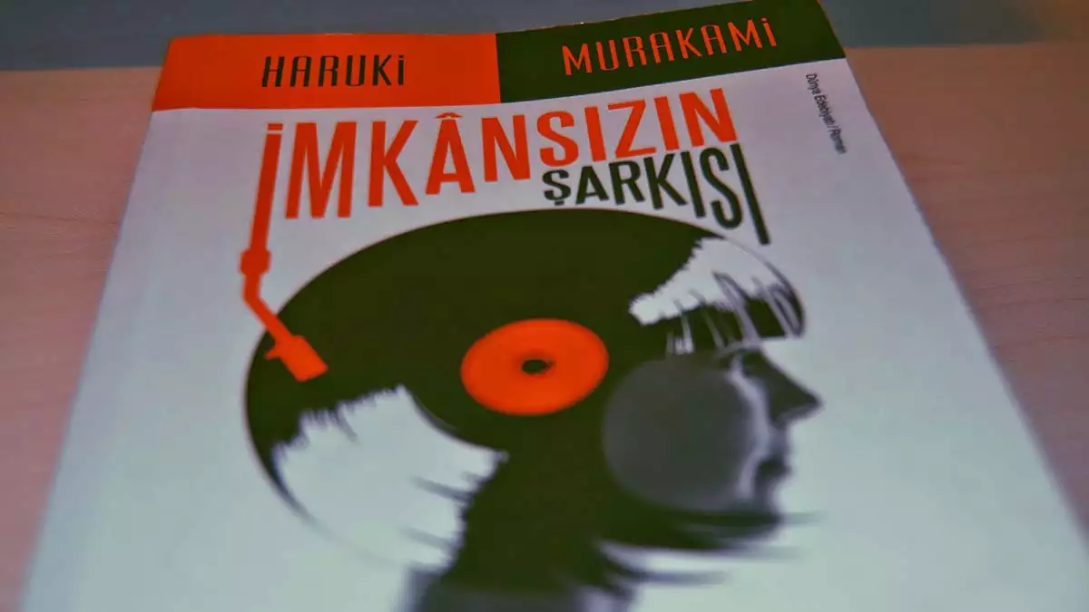 Yüzyılımızın en büyük yazarlarından olan haruki murakami'yi okumak büyülü bir dünyaya adım atmak gibi adeta.