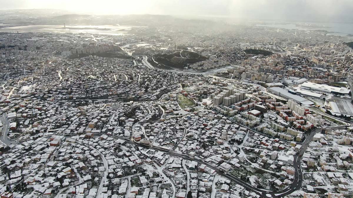 Kar yağışı Kartal'ı beyaza bürüdü