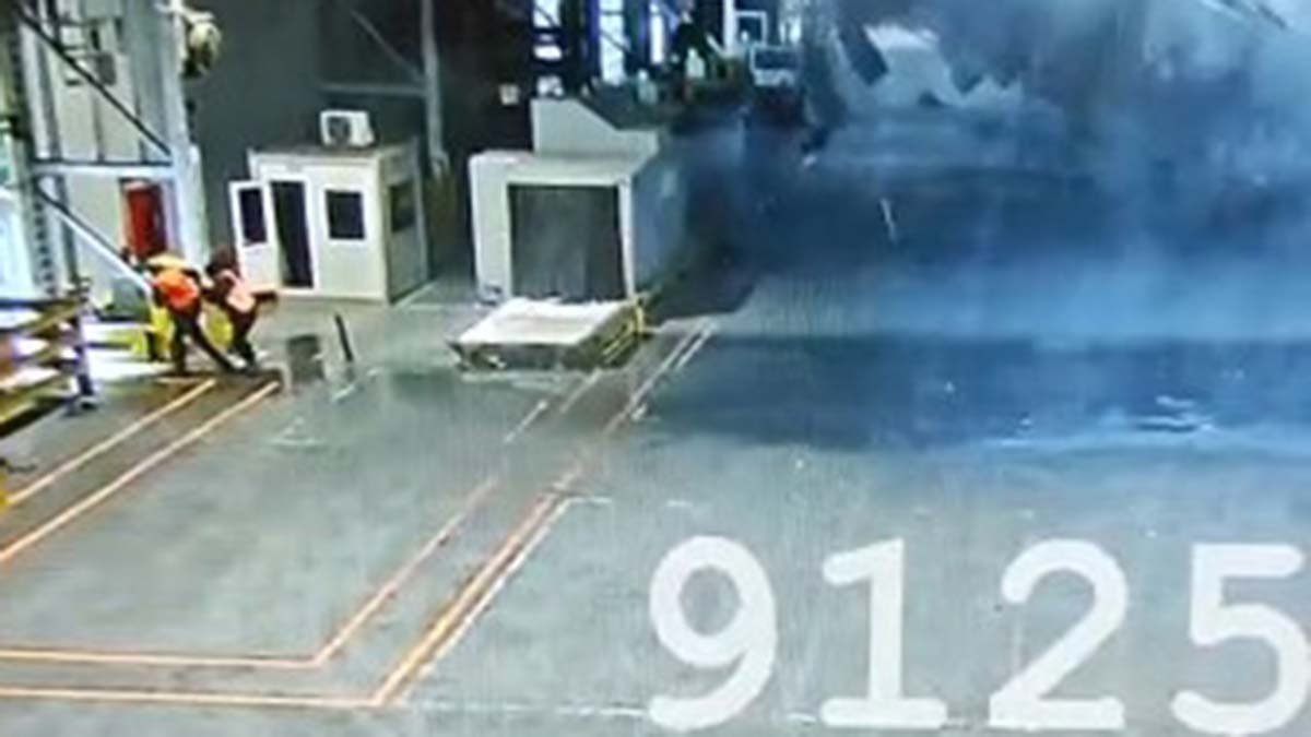 Havalimanı'nda kargo terminalinde çökme