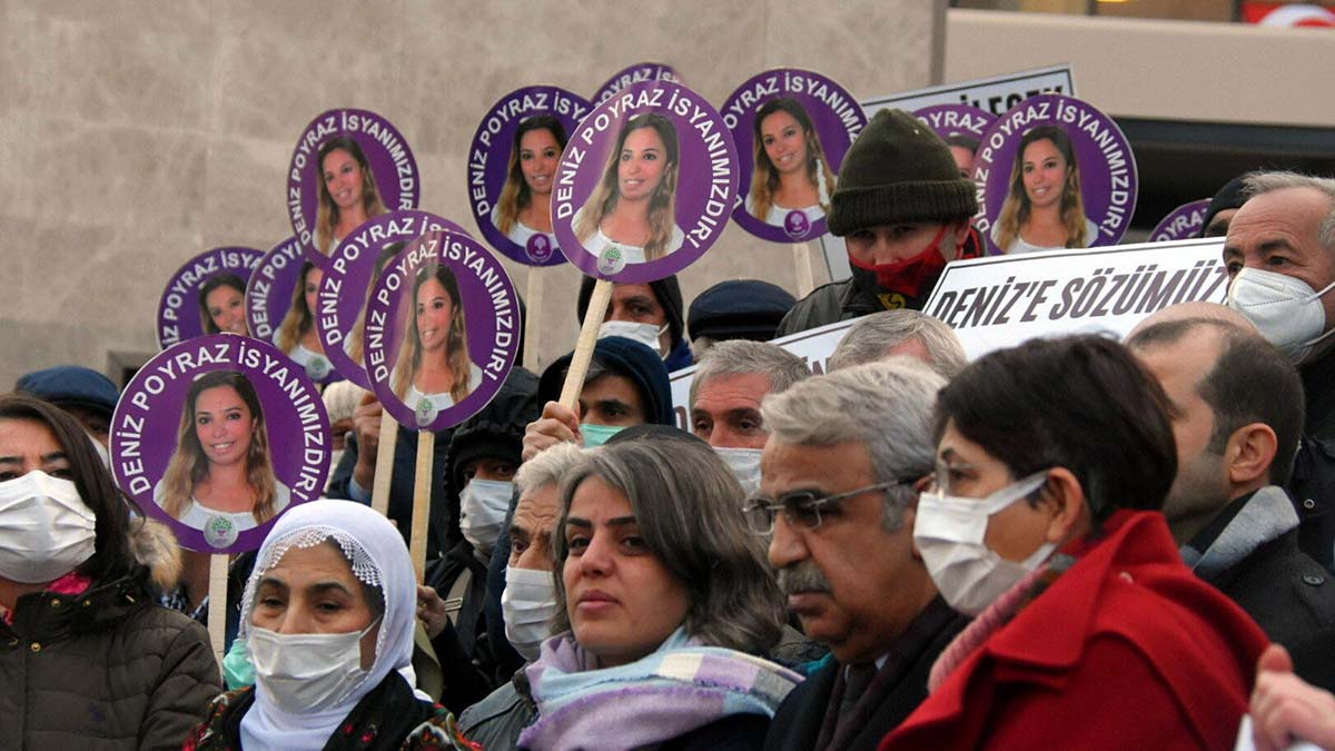 İzmir'de, HDP il binasında Deniz Poyraz'ı (38) tabancayla vurarak öldüren Onur Gencer’in (27), yargılanmasına devam edilecek. Bugün görülecek ikinci duruşma öncesi adliye önünde basın açıklaması yapıldı.