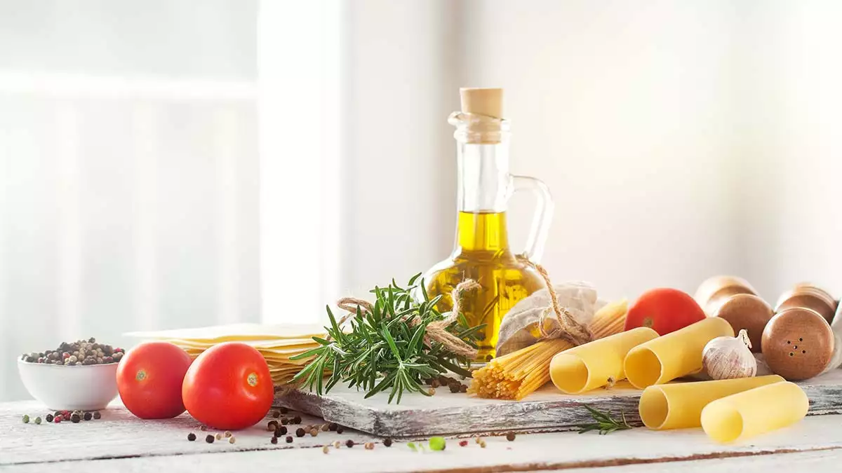 Healthy ingredients kitchen table spaghetti olive oil t - moda ve kadın - haberton