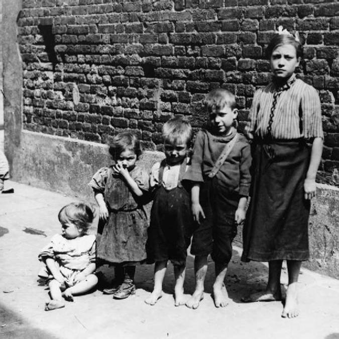 Çocukluğumuzun masum çizgi filmi 'HEİDİ' izlemeyenimiz var mı? Hiç fark ettiniz mi, eski çizgi filmlerinde Heidi'nin ayaklarının çıplaklığını? Heidi Çizgi Filmi'nin altındaki acı hikaye...