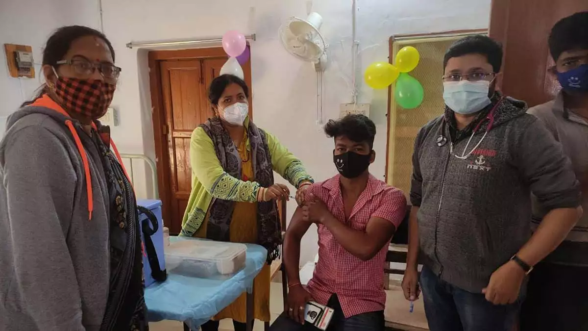 Hindistan'da 15-18 yaş aralığına covid-19 aşısı