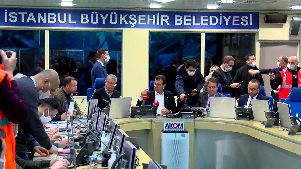 İstanbul Büyükşehir Belediye (İBB) Başkanı Ekrem İmamoğlu, "Meteorolojinin verdiği uyarılara göre her an baskın yağışlar bizimle olacak. Vatandaşlarımıza olan uyarımız devam etmektedir" dedi.