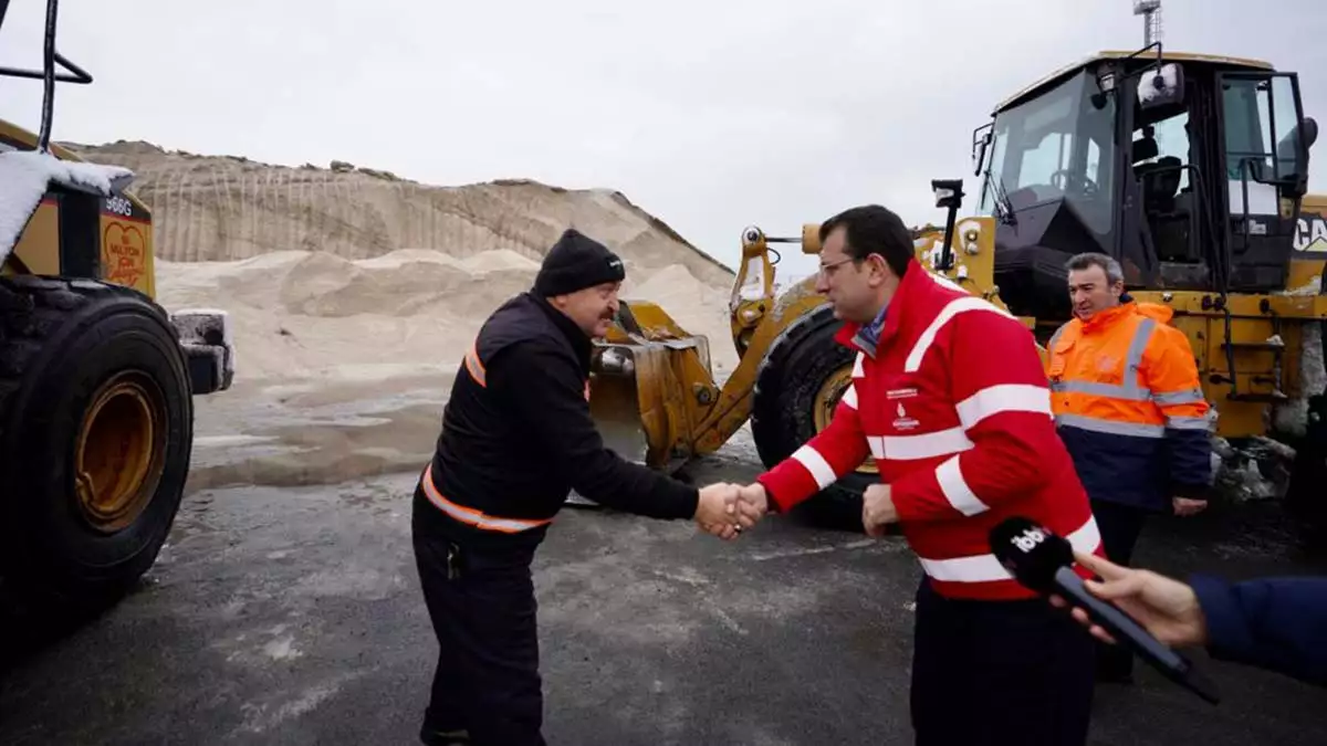 İstanbul büyükşehir belediye (i̇bb) başkanı ekrem i̇mamoğlu, "kar kalınlığı 80 santimetreyi bulan bölgelerimiz var. 133 bin 360 ton mevcutta tuz stokumuz var" dedi.