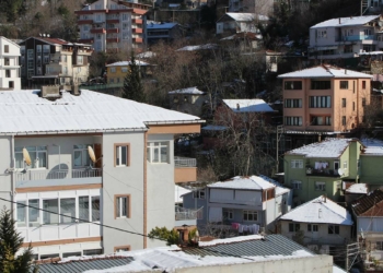 Yağış sonrası çatı ve sundurmalar çöktü