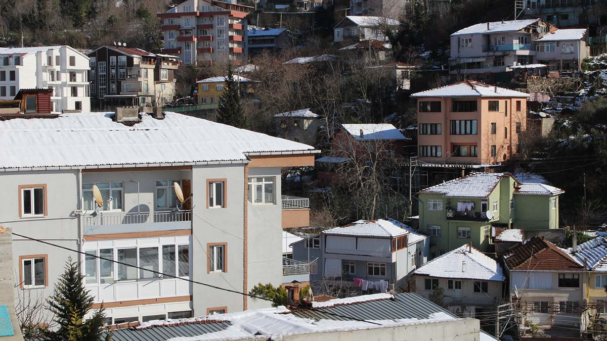 Yağış sonrası çatı ve sundurmalar çöktü