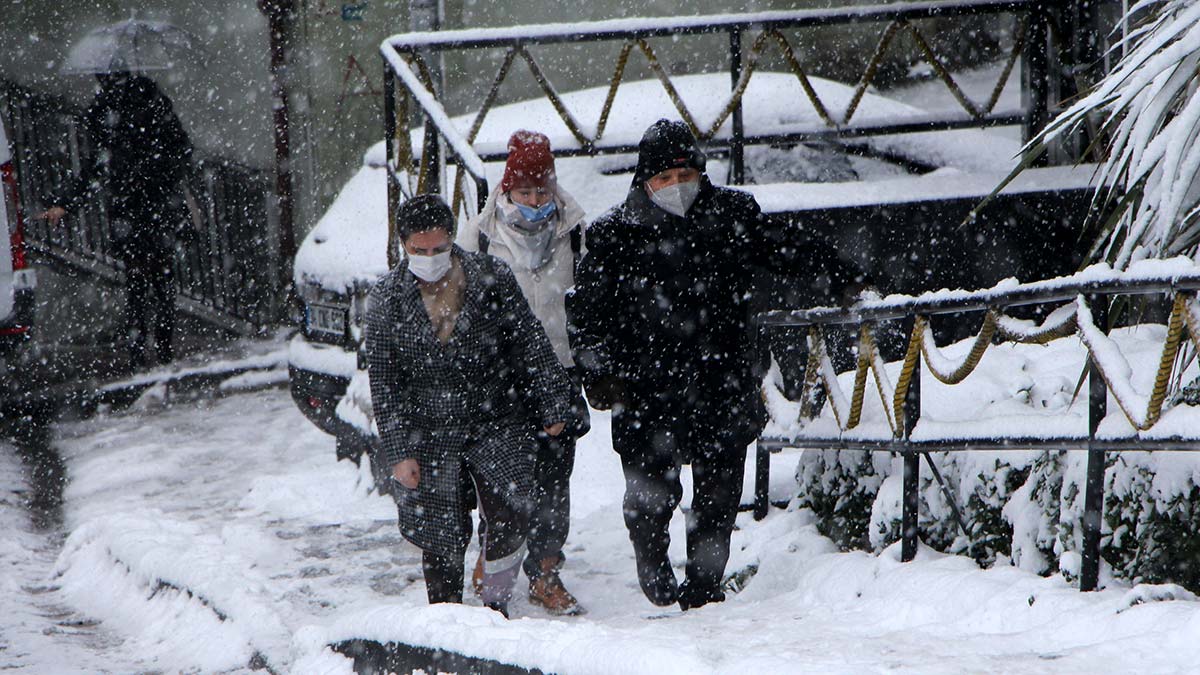 İstanbul'da vatandaşlar yürümekte zorlandı