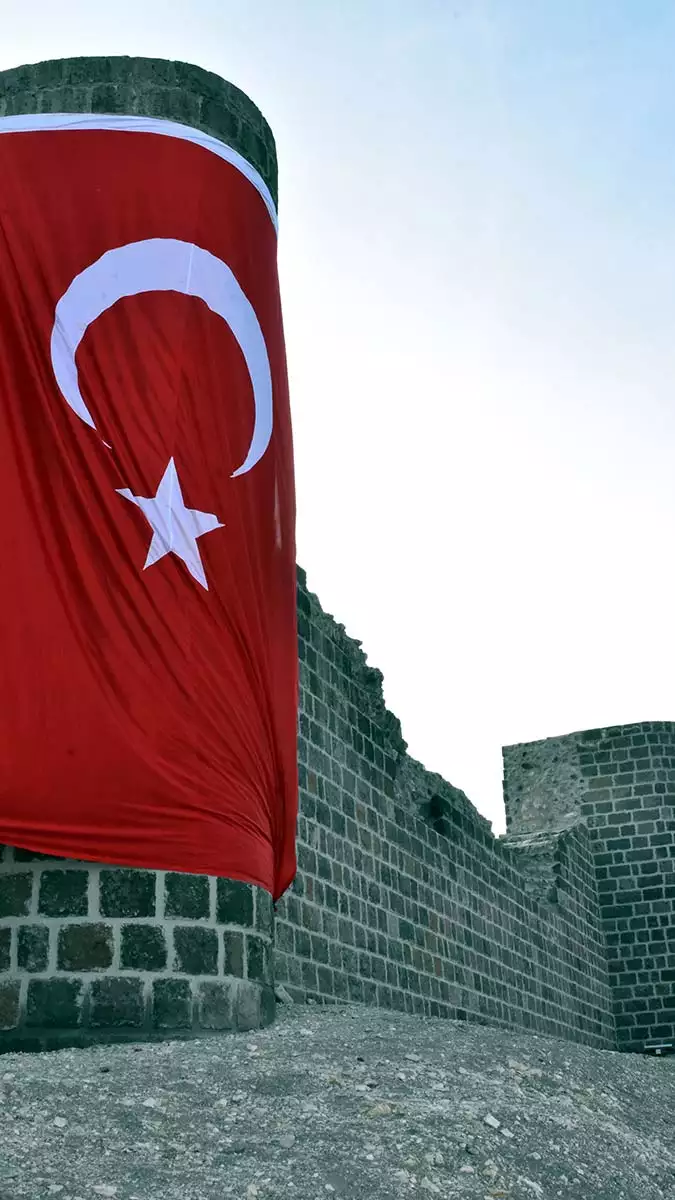 Bitlis'te restorasyonu tamamlanan ve ışıklandırılan adilcevaz kalesi ziyarete açıldı.