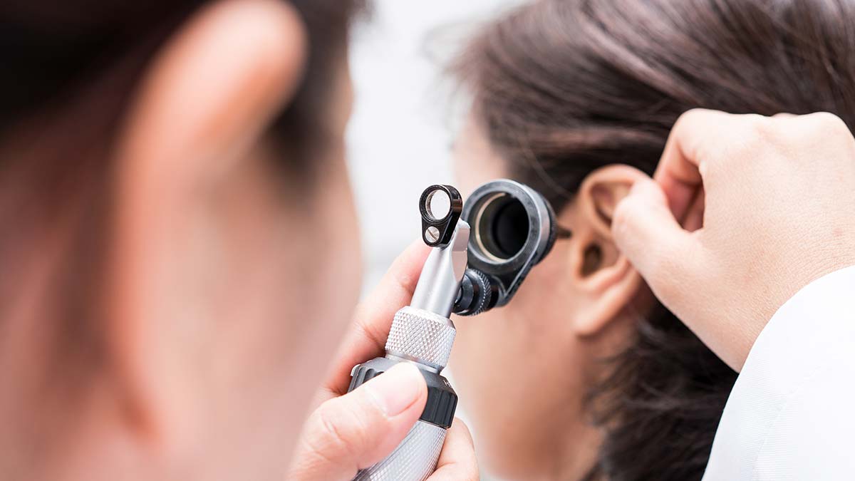 Bir ya da iki kulakta hafif ya da daha ileri derecede görülebilen kayıplar kişinin sosyal hayatını da ciddi derecede etkileyerek farklı zorluklara neden olabiliyor. İşitme kaybının az bilinen nedenlerini açıklayan Kulak Burun Boğaz Hastalıkları uzmanı Doç. Dr. H. Deniz Tansuker, “Uyku apnesi, demir eksikliği, diyabet ve tütün kullanımı işitme kaybına neden olabilmektedir” dedi.