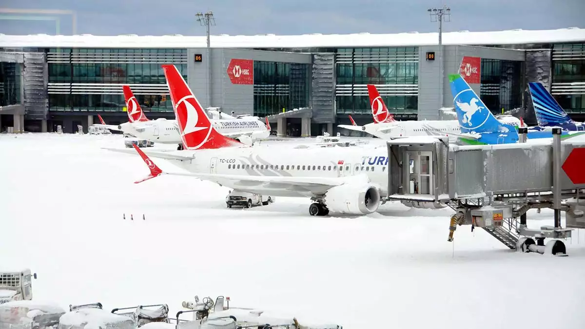 İstanbul havalimanı'nda kar temizleme çalışmaları