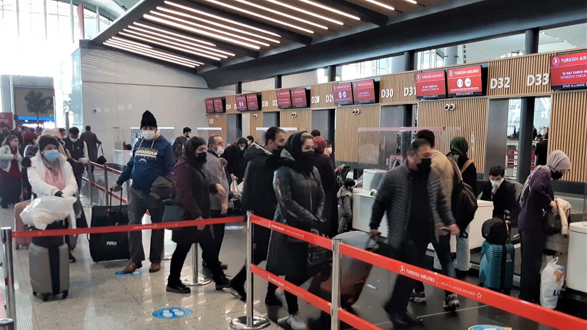 Yoğun kar nedeniyle tüm uçuşların durdurulduğu İstanbul Havalimanı'nda seferler, bugün de artarak devam ediyor.