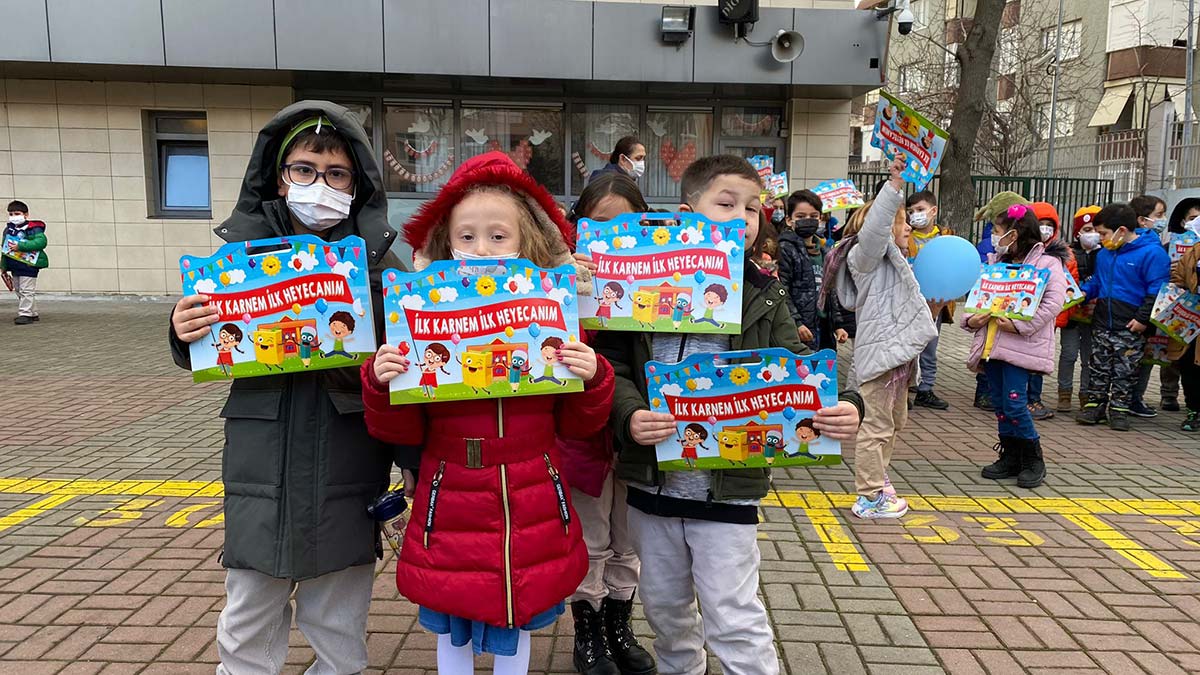 İstanbul'da öğrenciler karnelerini aldı