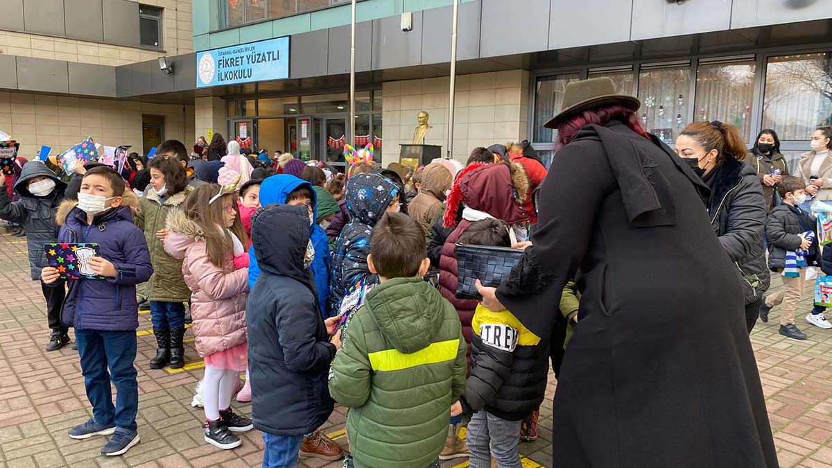 2021-2022 eğitim ve öğretim yılının ilk döneminin sona ermesiyle İstanbul'da öğrenciler karnelerini aldı.