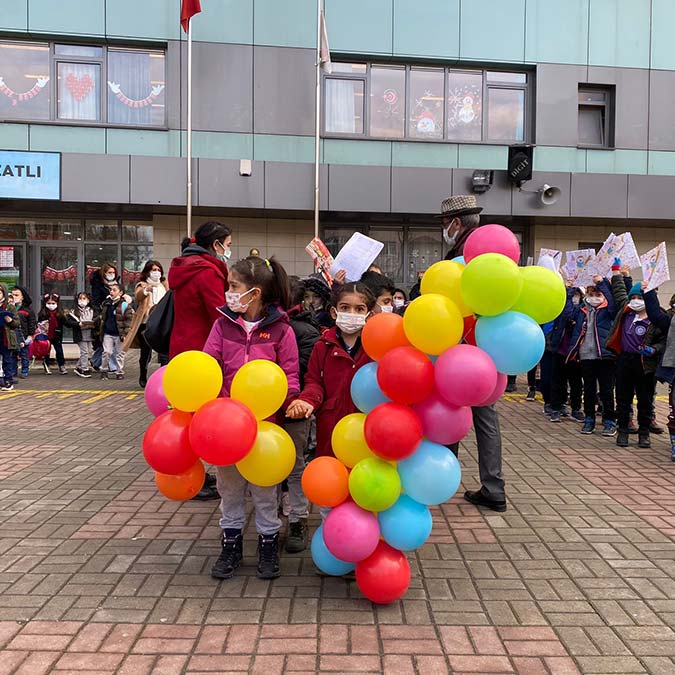 İstanbul'da öğrenciler karnelerini aldı
