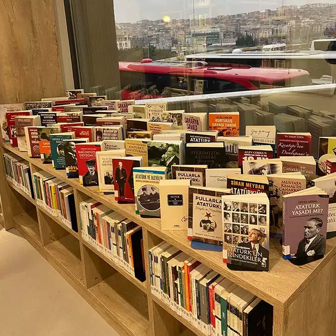 İstanbul'da seyahatin kalbinde 12 bin kitaplı kütüphane