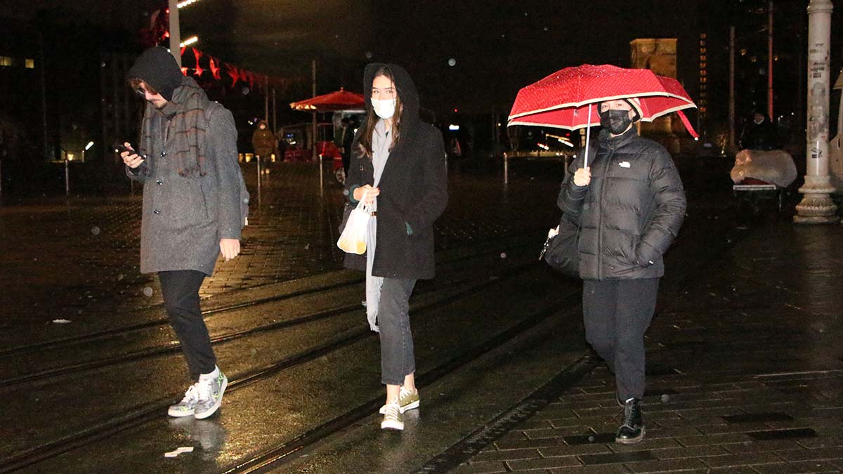 İstanbul'da sulu kar ve yağmur zor anlar yaşattı