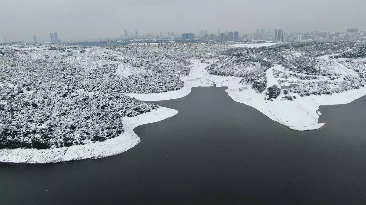 İstanbul’da etkili olan kar yağışının ardından barajlar ve çevresi beyaz örtüyle kaplandı. Karın erimesiyle baraj doluluk oranlarında büyük artışlar bekleniyor.