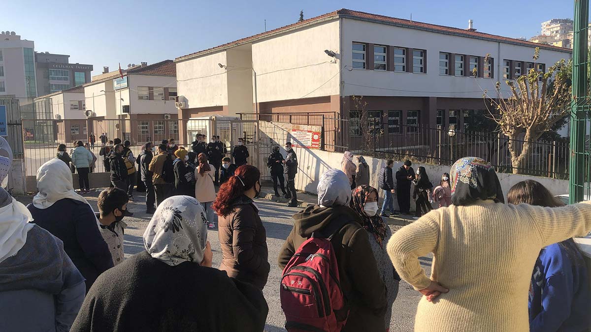 İzmir'de ortaokulda taciz gerginliği