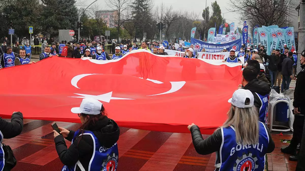 Yaklaşık 40 bin üyenin katılımıyla i̇zmit'te metal işçilerinden toplu sözleşme mitingi. Türkiye'nin dört bir yanından işçilerin katıldığı mitinge, türk-i̇ş'e bağlı sendikalar da destek verdi.   