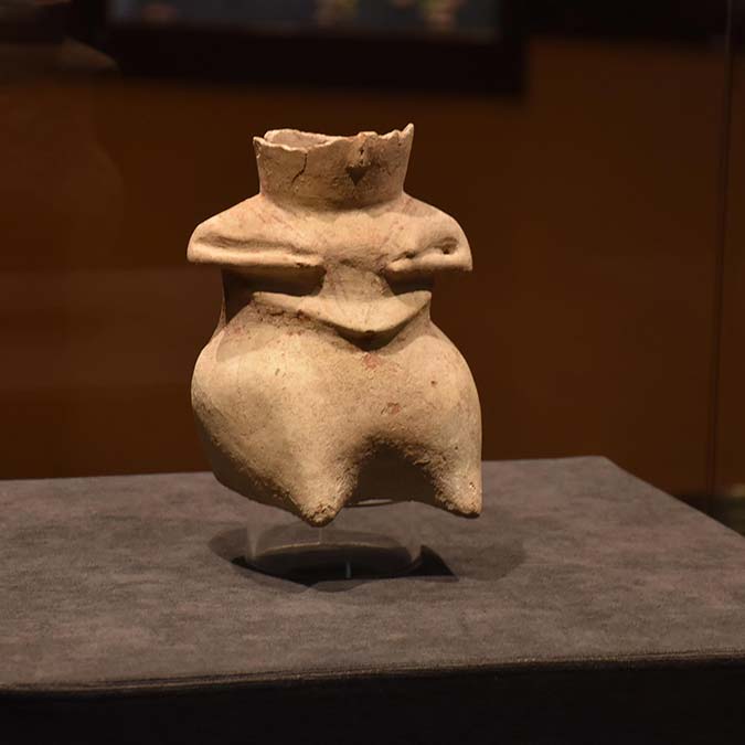 İzmir'in en eski yerleşim yerlerinden Ulucak Höyüğü'nde bulunan, 8 bin 200 yıllık kadın figürlü pişmiş toprak kap, İzmir Arkeoloji Müzesi'nde sergilenmeye başlandı.