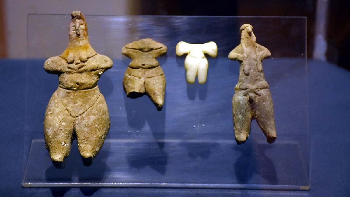 Kadın figürlü pişmiş toprak kap sergileniyor