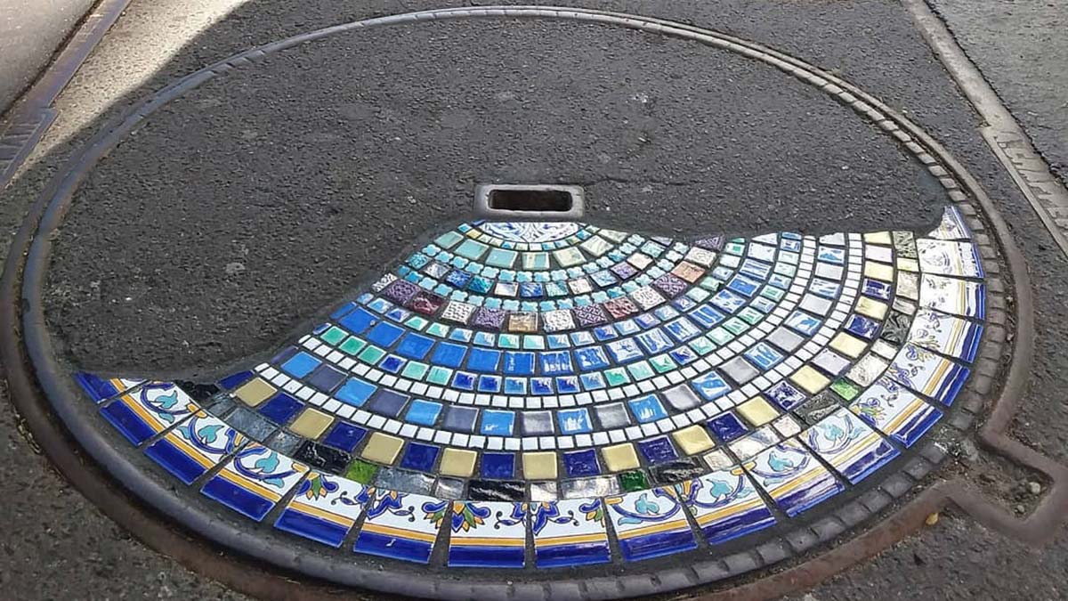 Kaldırımlardaki çatlakları mozaik sanatıyla dolduruyor