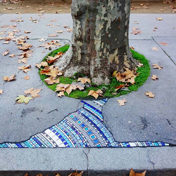 Fransa’da ememem adlı mozaik sanatçısı, 2016’dan itibaren asfaltlar ve kaldırımlarda zamanla oluşan çatlakları mozaik sanatıyla dolduruyor.
