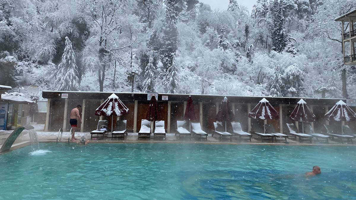 Kar altında kaplıca keyfi