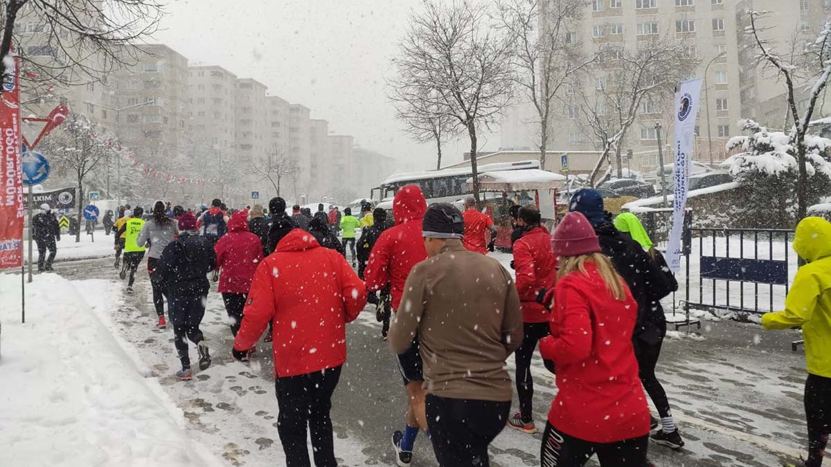 Gazeteci Uğur Mumcu anısına düzenlenen Uğur Mumcu Yol Koşusu için yüzlerce sporcu yarıştı. Katılımcılar, soğuk havaya ve kara aldırış etmeden 5 kilometrelik parkuru koştu.