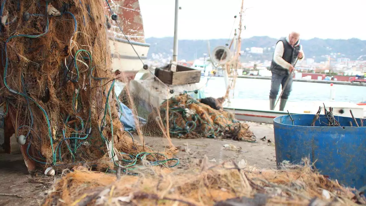 Denizlerde kirliliğe yol açan atıklar ağlara hasar veriyor