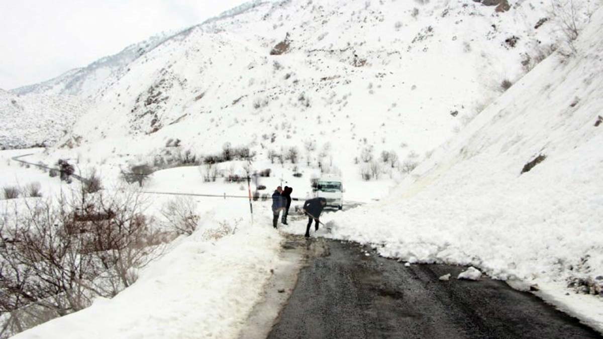 Bingöl'de kara yoluna çığ düştü