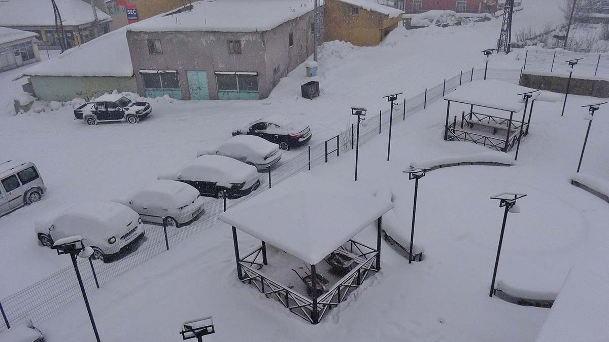 Karlıova'da kar yağışı nedeniyle okullar tatil oldu