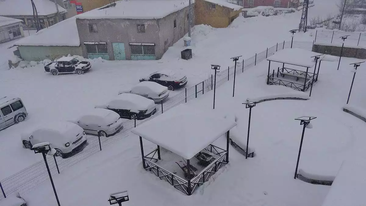 Karlıova'da kar yağışı nedeniyle okullar tatil oldu