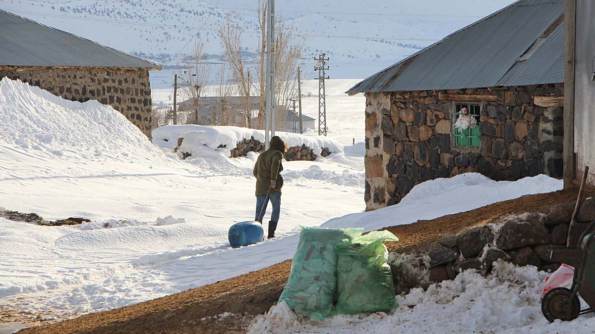 Karlıova'da yoğun yağış hayatı olumsuz etkiledi