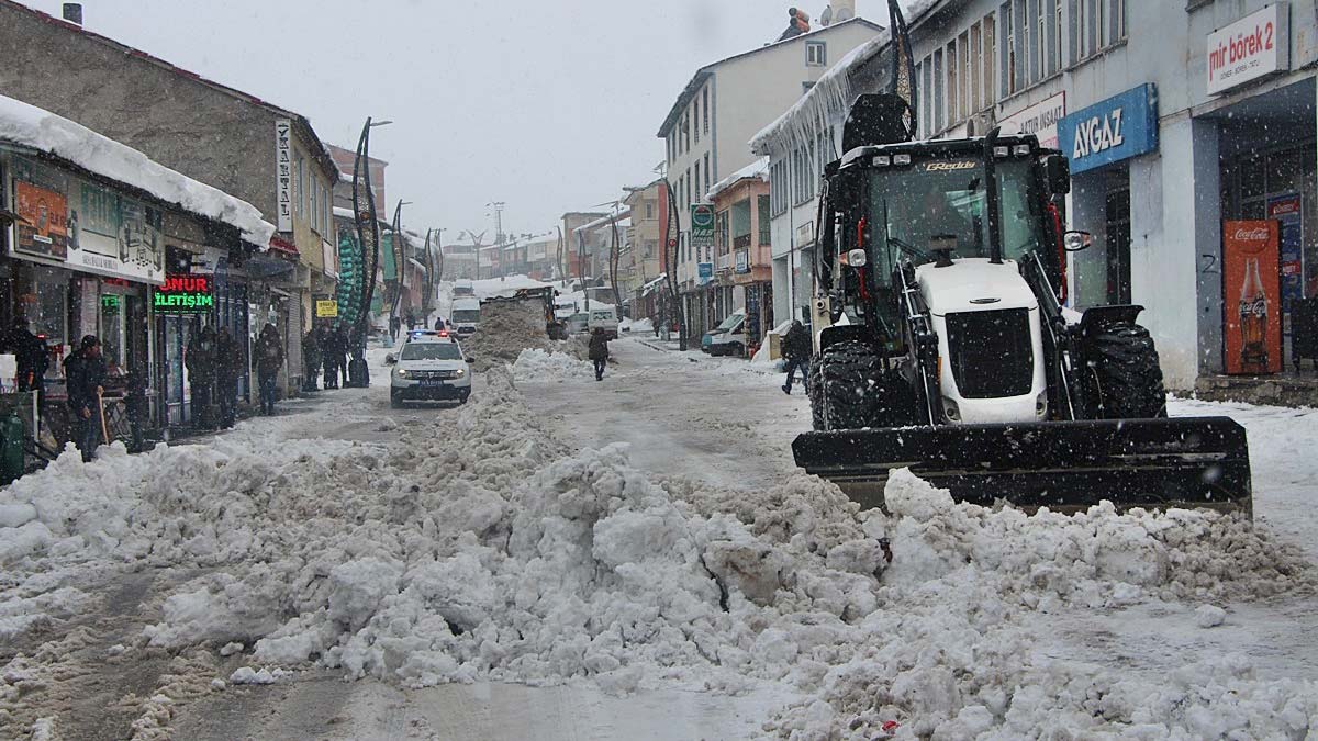Karlıova'da biriken karlar ilçe dışına taşınıyor