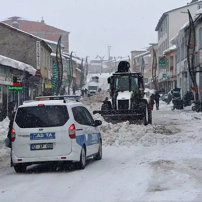 Karlıova'da biriken karlar ilçe dışına taşınıyor