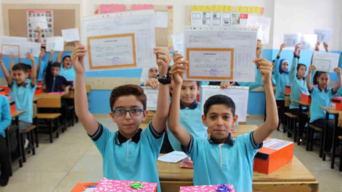 Dr. Öğr. Üyesi Ömer Faruk Tavşanlı, Ailelerin karne nasıl olursa olsun çocuklarına destek olmaları gerektiğini dile getirerek " Aileler karneye bakarak çocukları zeka sıralamasına sokamazlar " dedi.