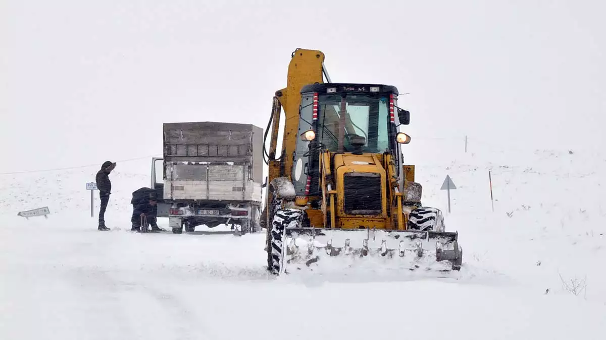 Kars'ta kar ve tipi; 2 öğretmen mahsur kaldı