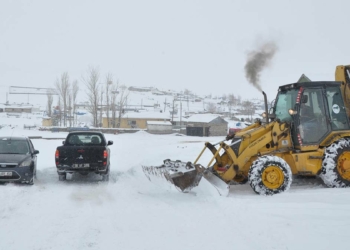 Kars'ta kar ve tipi; 2 Öğretmen mahsur kaldı