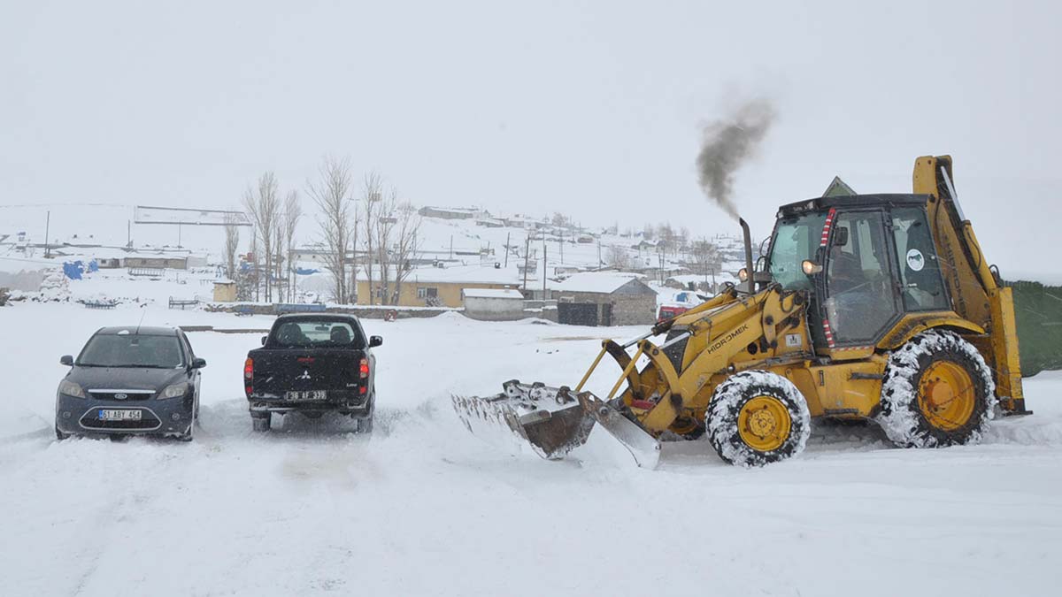 Kars'ta kar ve tipi; 2 Öğretmen mahsur kaldı