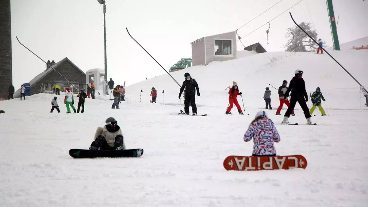 Bolu'nun kayak merkezi kartalkaya'da, sömestir tatili için gelenler, köroğlu dağları'nın zirvesinde kayak ve snowboard yapmanın keyfini çıkardı.  