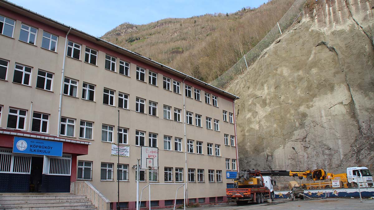 Okulda tehlike oluşturan yamaçlar çelik ağlarla örülüyor